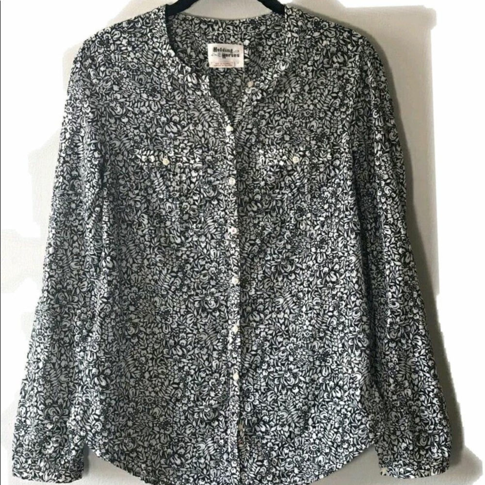 🎀 Holding horses button down 4